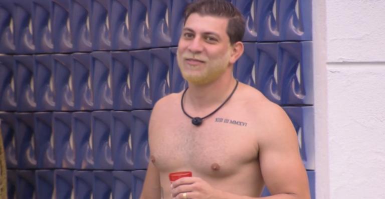BBB21: Caio exibe seu novo visual para a casa e brothers comentam mudança