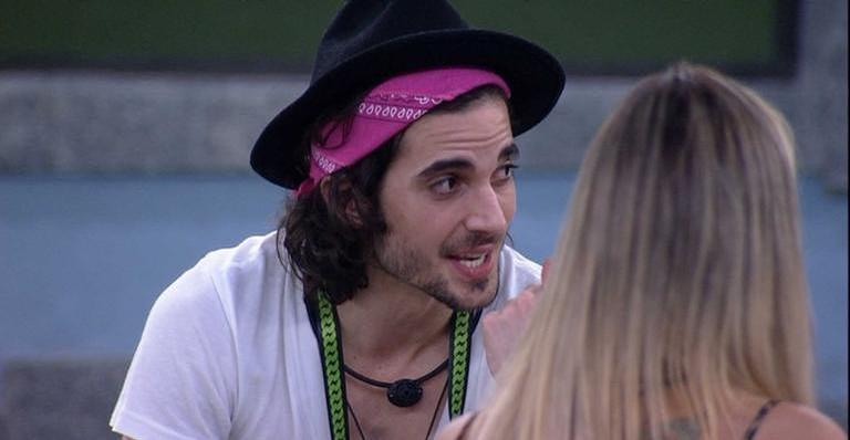 BBB21: Participantes trocam beijos e dois casais se formam na casa