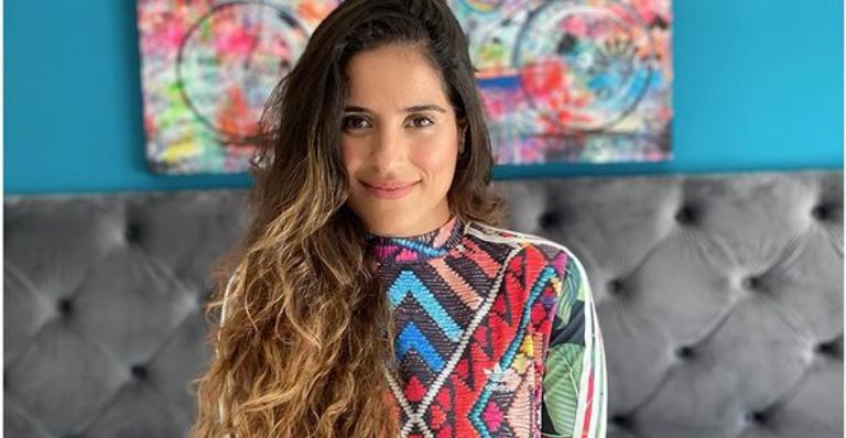 Camilla Camargo exibe barrigão durante ensaio fotográfico e fãs elogiam: ”Lindeza!”