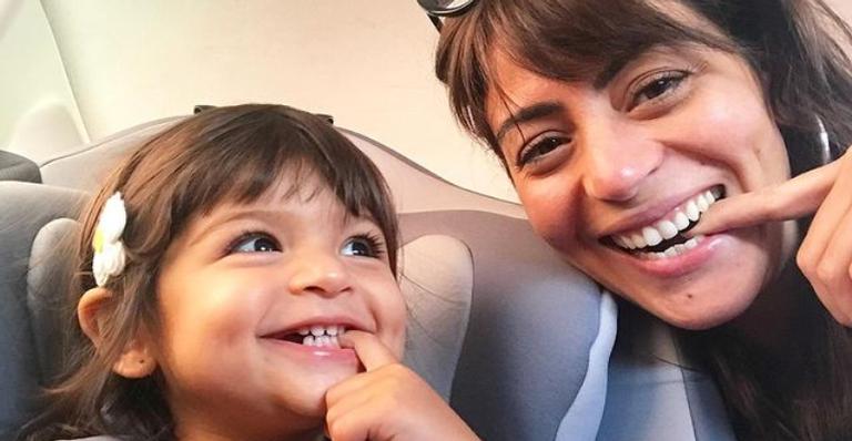 Carol Castro aproveita dia na praia com a filha e encanta web: ”Lindas”
