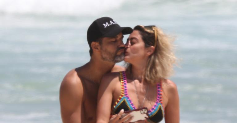 Carol Castro e Bruno Cabrerizo são flagrados em clima de romance na praia