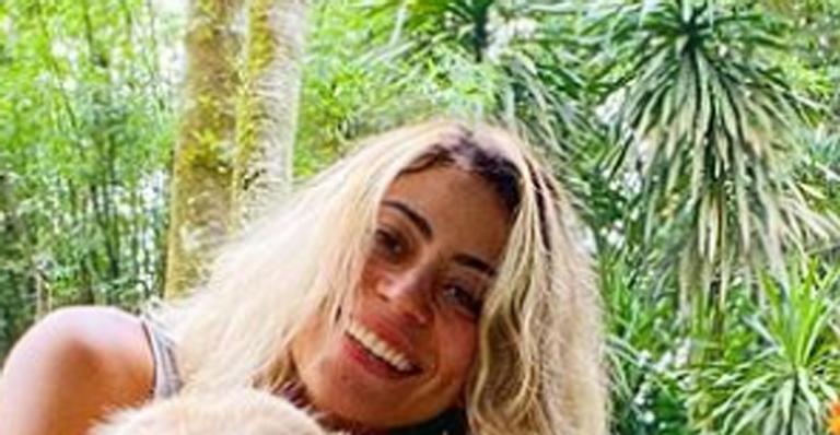 Carol Castro impressiona ao mostrar barriga sarada