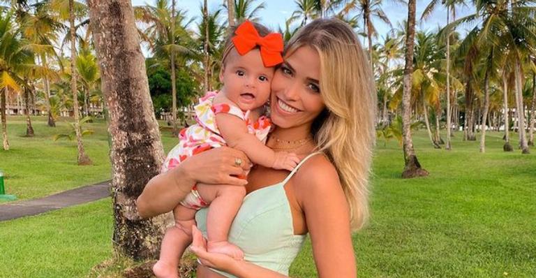 Carol Dias relembra clique do primeiro mês da filha, Esther e se derrete: ”Puro amor!”