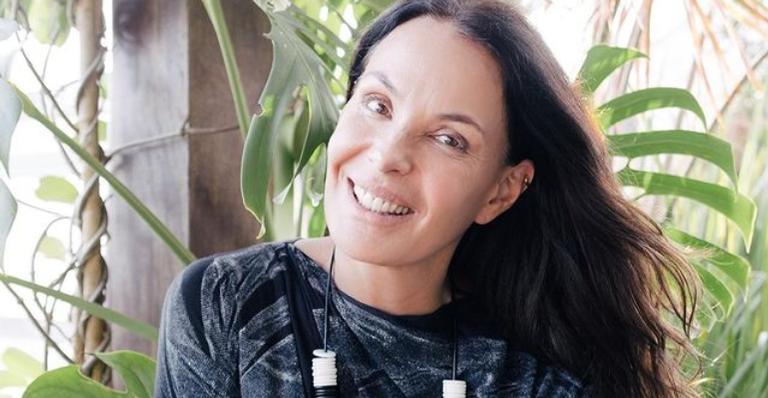 Carolina Ferraz relembra ensaio sensual e impressiona internautas: ”Lindíssima”