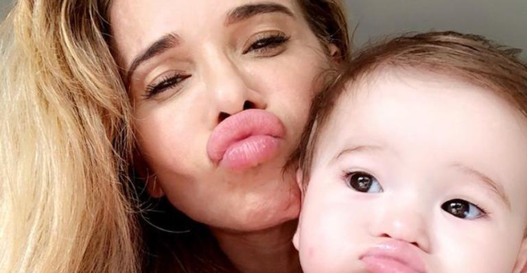 Dany Bananinha compara cliques dela e da filha em piscina infantil e diverte a web