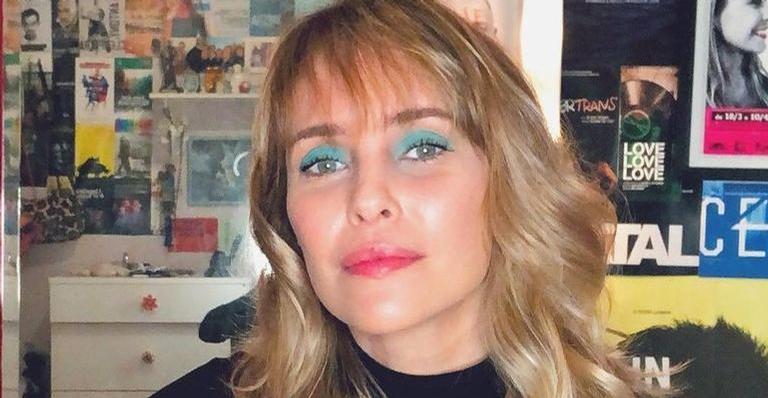 Fernanda Nobre posa de biquíni e mostra boa forma na piscina