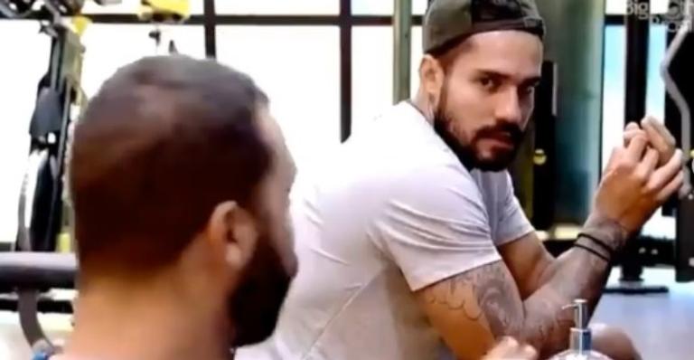 BBB 21: Gil alerta Arcrebiano sobre comportamento de Karol Conká: ”Se o povo pegar ódio…acabou!”
