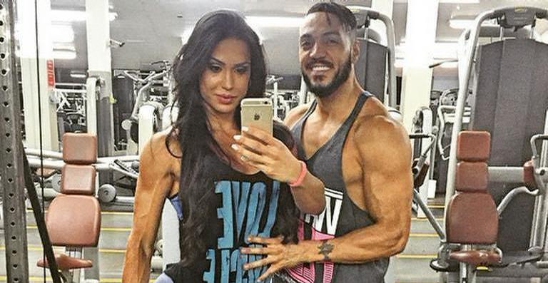 Gracyanne Barbosa e Belo ostentam corpos sarados em dia de piscina