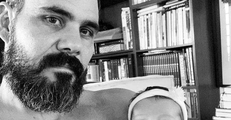 Juliano Cazarré encanta ao postar clique fofíssimo com a filha caçula, Maria Madalena