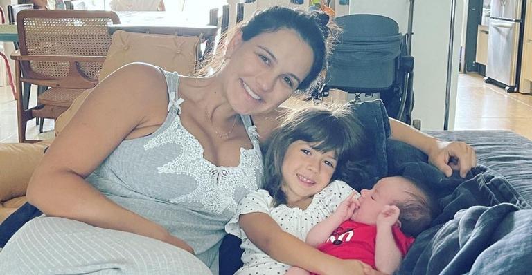 Kyra Gracie revela ciúmes da filha, Kyara, com o caçula, Rayan: ”Quer tomar banho na banheira”