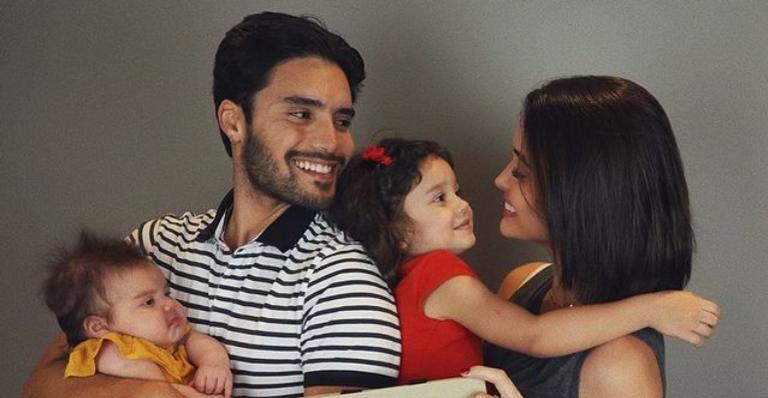 Letícia Almeida arranca suspiros dos fãs com clique em família: ”Amores”