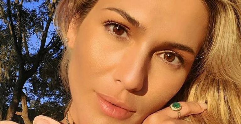 Na beira do mar, Lívia Andrade posa de biquíni e esbanja corpão sarado: ”Deusa!”