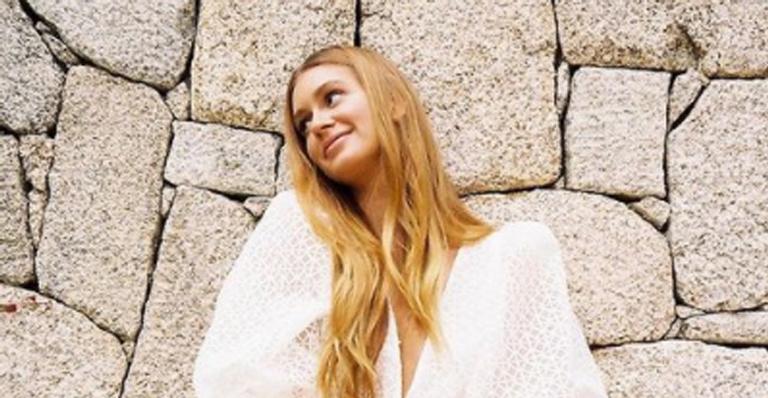 Solteira, Marina Ruy Barbosa exibe as curvas com look transparente