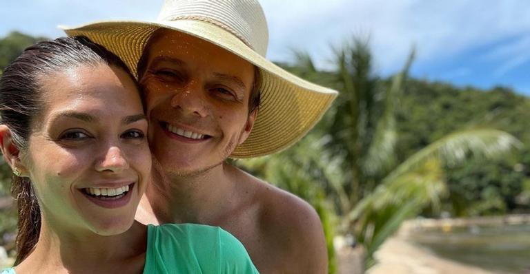 Michel Teló posa sorridente e coladinho com Thais Fersoza e fãs comentam: ”Química”