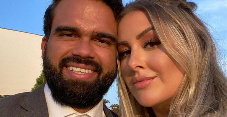 Ex-BBB Patrícia Leitte fica noiva após um mês de namoro: ”Carinho”