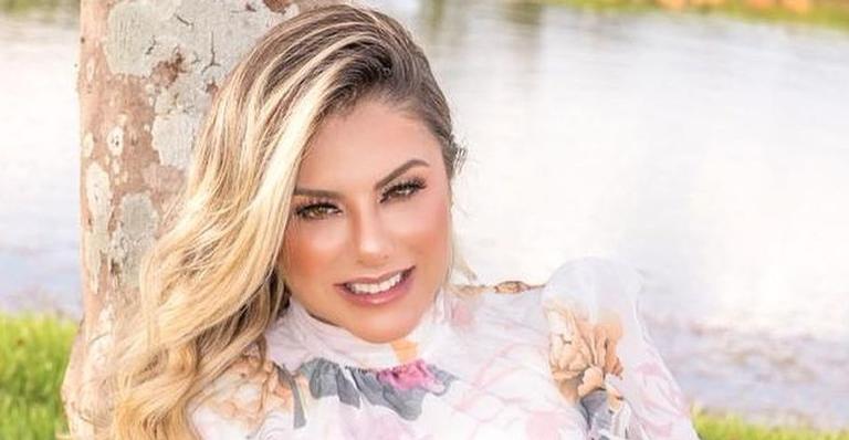 Poliana Rocha posa com look preto deslumbrante e reflete: ”A verdadeira beleza está dentro!”