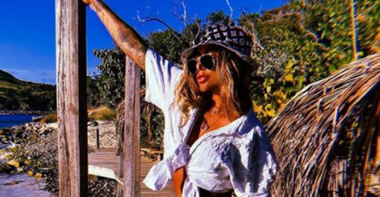Rafaella Santos posa de biquíni branco e corpo sarado se destaca: “Maravilhosa!”
