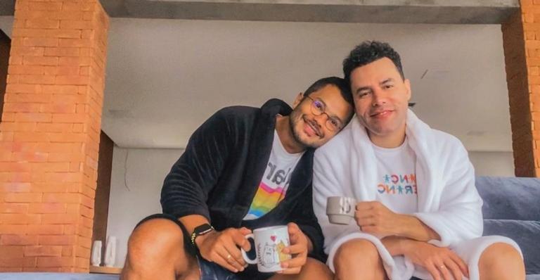 Marido de Rodrigo Sant’anna celebra dois anos de casamento e se declara: ”Te amo”