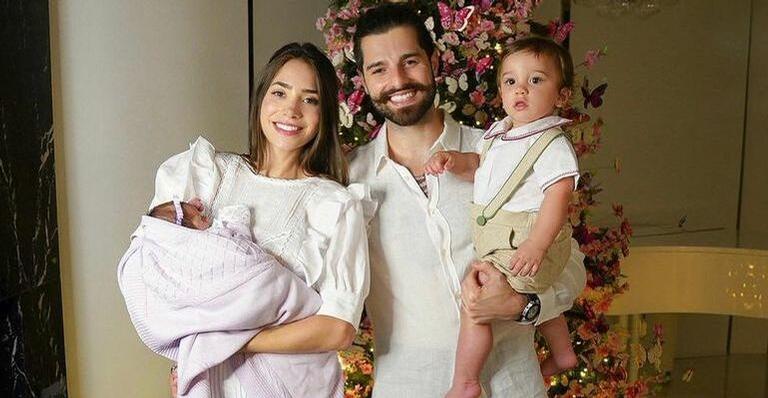 Romana Novais registra o filho, Ravi, escolhendo o look da irmã e se derrete: ”Ajudando a mamãe”
