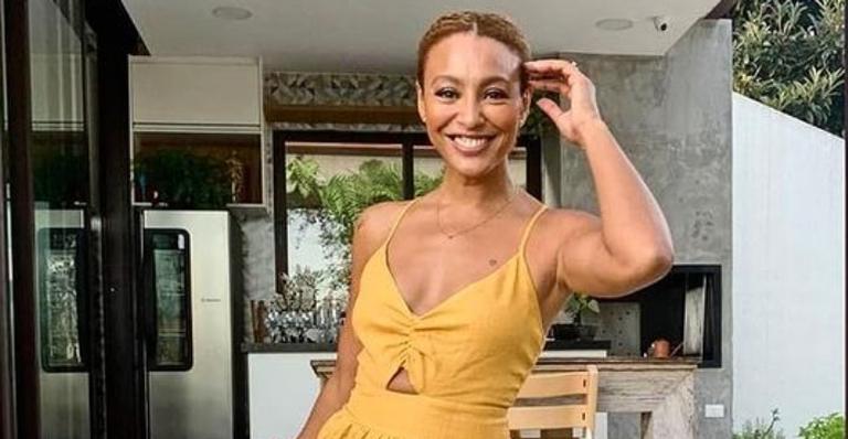 Sheron Menezzes posa ao lado de amigas em praia paradisíaca: ”Que sorte eu tenho”