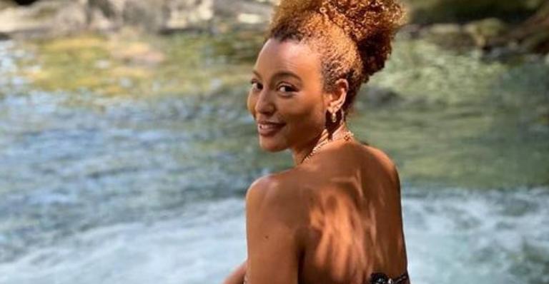 Sheron Menezzes arranca suspiros ao publicar clique deslumbrante na praia: ”Que foto, que mulher”