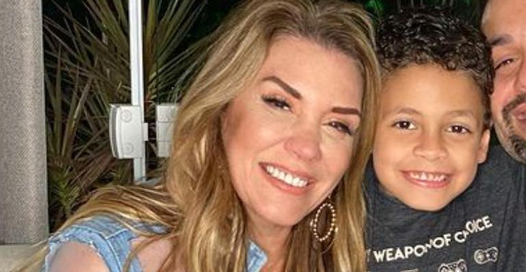 Simony faz tatuagem em homenagem ao filho, Anthony: ”Eternizar um momento”