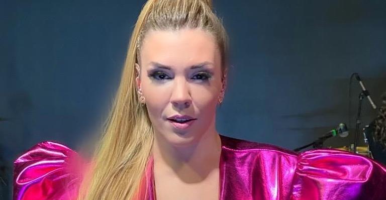 Com biquíni fininho, Simony toma sol durante passeio em barco de luxo: ”Sensacional”