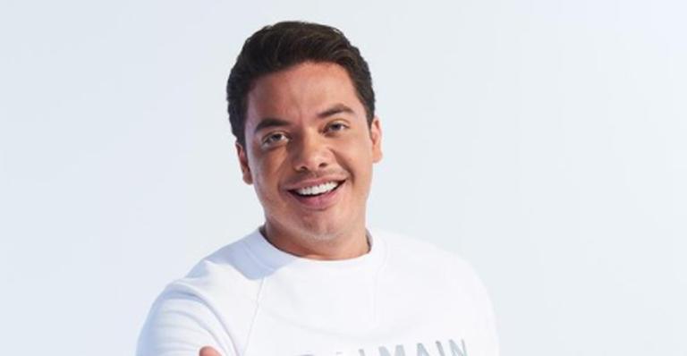 Wesley Safadão surge se refrescando em barco e impressiona com barriga trincada