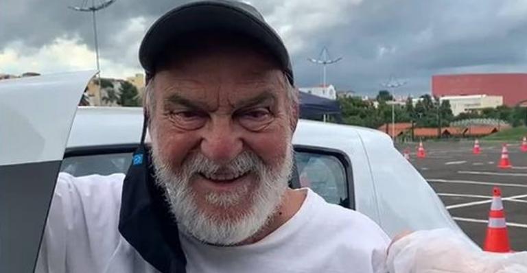 Aos 90 anos, Lima Duarte é vacinado contra a Covid-19 e comemora: ”Esperança de um recomeço”