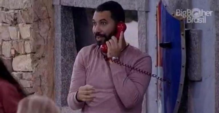 BBB21: Gilberto confunde som e atente o big fone: ”Ai que vergonha”