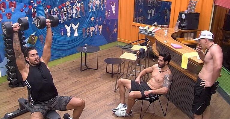 BBB21: Brothers criticam comportamento de Fiuk com Thaís: ”Foi vacilão”