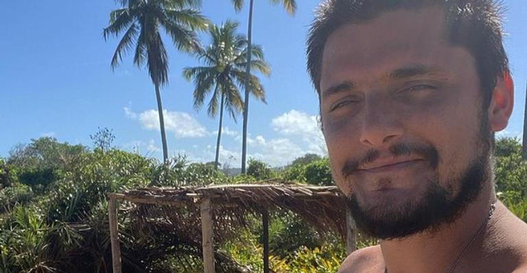 Bruno Gissoni derrete corações ao posar com lindos cachorrinhos: ”Meus monstrinhos”