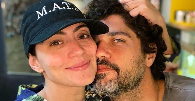 Carol Castro curte viagem para a praia com o namorado Bruno Cabrerizo