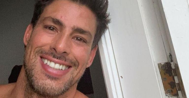 Cauã Reymond compartilha clique em bastidores de nova novela: ”Testados e trabalhando”