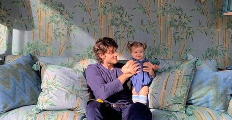 Chay Suede abre álbum de fotos da filha, Maria, e fãs se derretem: ”Família linda”