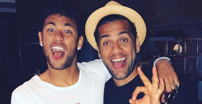 Daniel Alves celebra aniversário de Neymar Jr.: ”Te amo na vida real!”