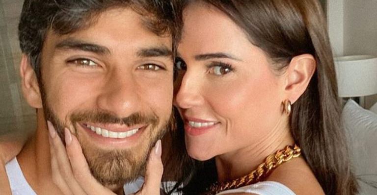 Deborah Secco posa para clique magnífico e marido, Hugo Moura, compara com desenho