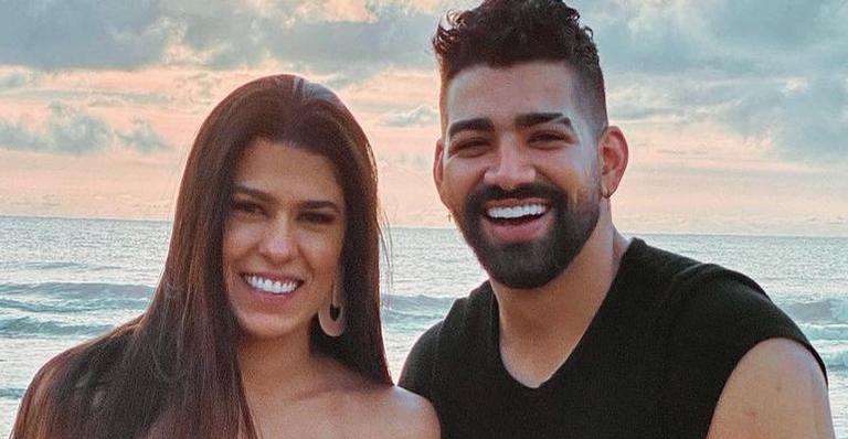 Dilsinho posa na praia com a esposa grávida e encanta web: ”Papai chegou”
