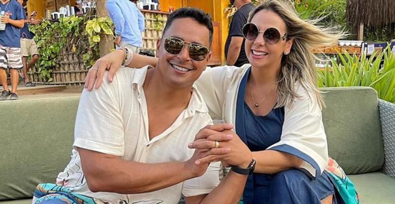 Em Noronha, Carla Perez faz cliques românticos ao lado de Xanddy