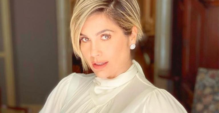 Flávia Alessandra posa de biquíni e impressiona com boa forma: ”Perfeitinha”