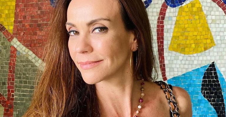 De biquíni, Flavia Monteiro arrasa com lenço na cabeça e cita Carla Diaz