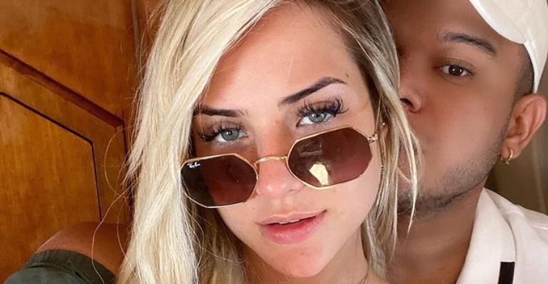 Gabi Martins e Tierry dão beijão de novela durante passeio de barco: ”Te amo neném”