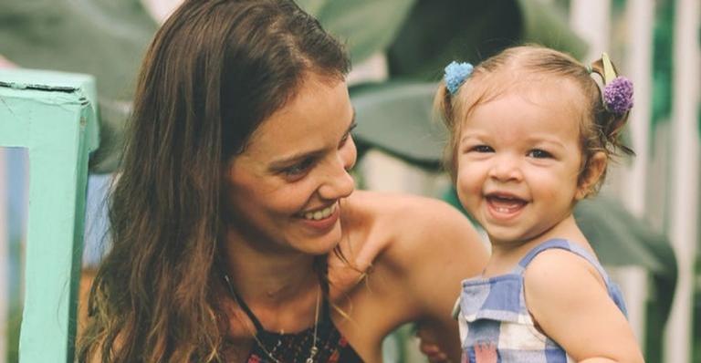 Laura Neiva mostra o ‘look do dia’ da filha, Maria, e encanta a web