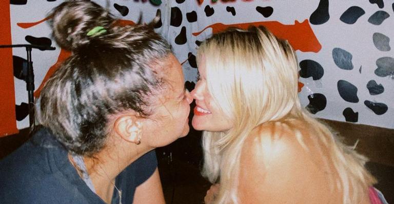 Marcela Mc Gowan combina look com a namorada, Luiza, e arranca elogios da web