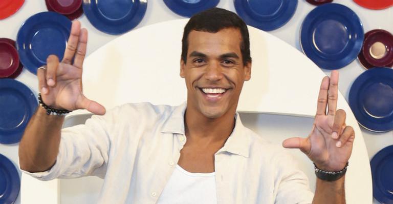 Marcello Melo Jr. abre o jogo sobre pintar suas unhas de preto