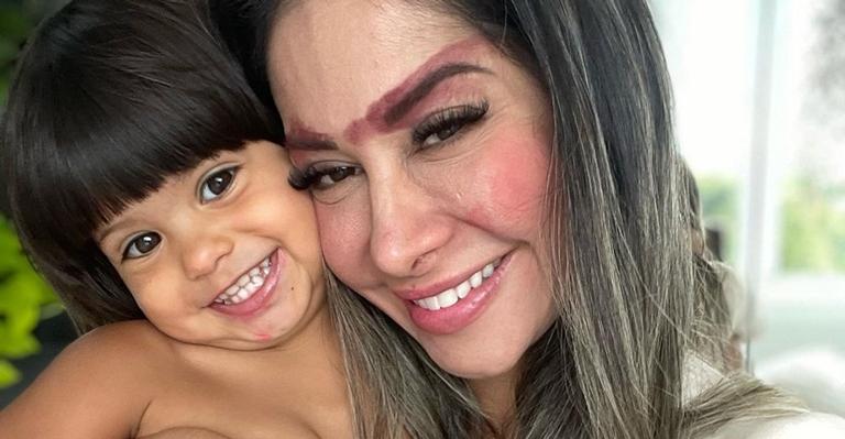 Mayra Cardi filma choro da filha e reação diverte: ”Olha só o susto que ela leva”