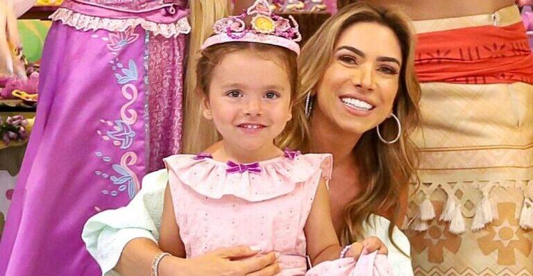 Patricia Abravanel compara sua foto de criança com a da filha e impressiona com semelhança