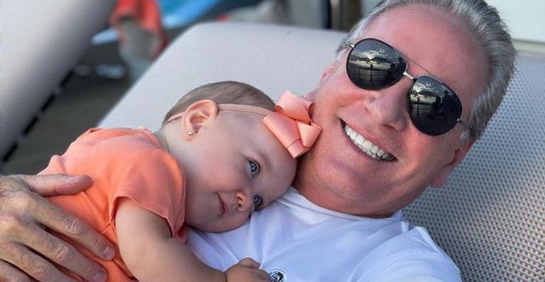 Roberto Justus se derrete por registro da filha caçula, Vicky, e encanta web
