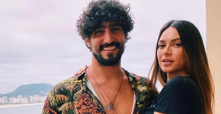 Thaila Ayala surge em clima de romance Renato Góes e se declara: ”Só pra dizer que eu te amo”