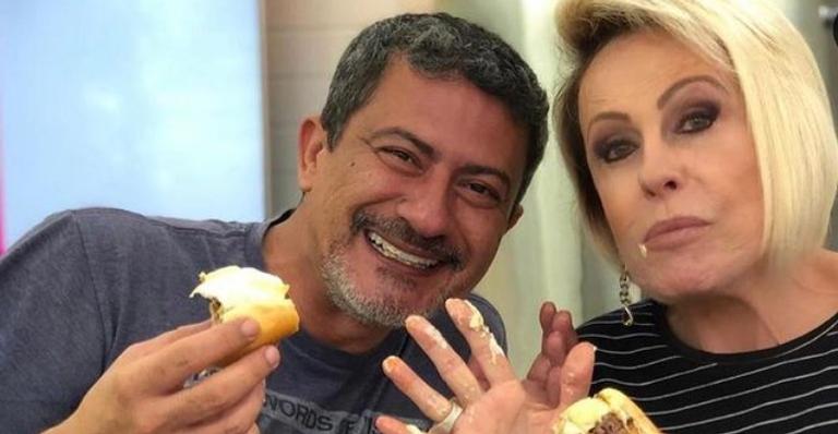 Ana Maria Braga presta homenagem a Tom Veiga no dia em que ele faria aniversário